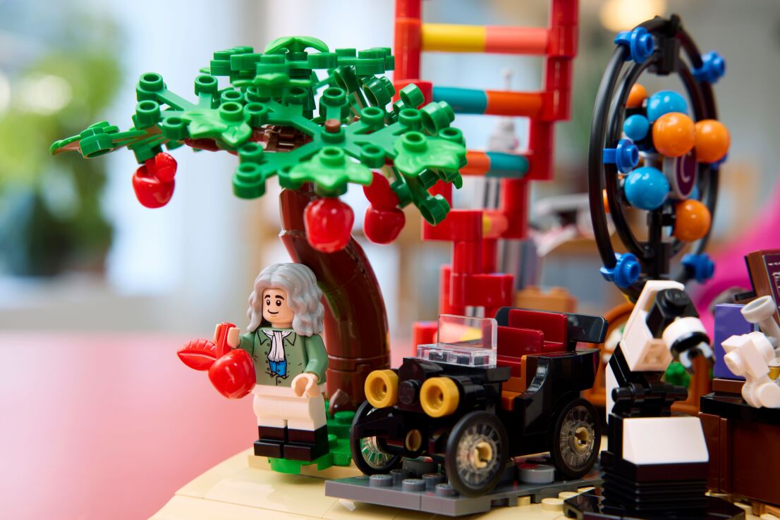 LEGO Ideas The Evolution Of Stem (21355) (7)