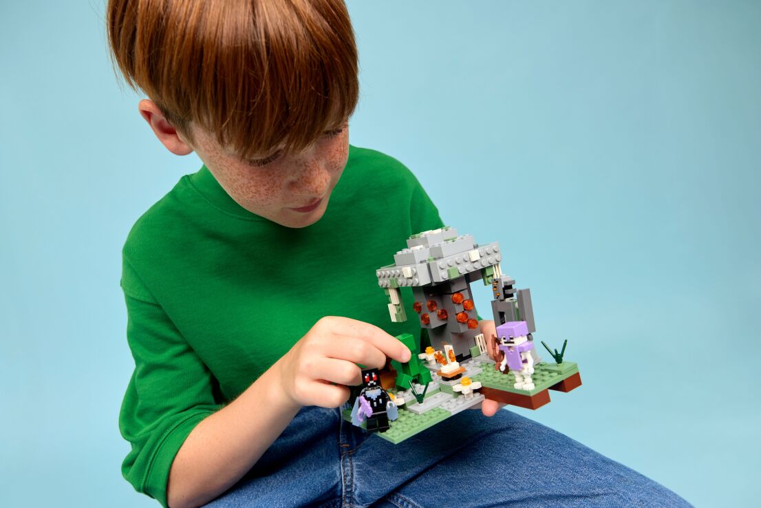 LEGO Minecraft The Pale Garden (21586) (11)