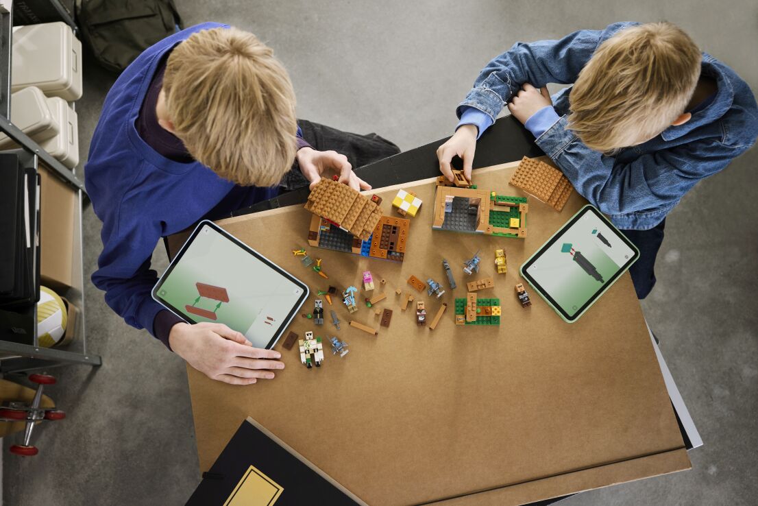 LEGO® Minecraft Evoker Village Attack (21596) (5)