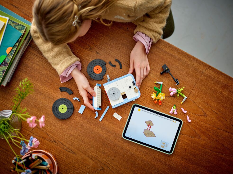 LEGO Creator 3in1 Record Player With Flowers (31172) (5)