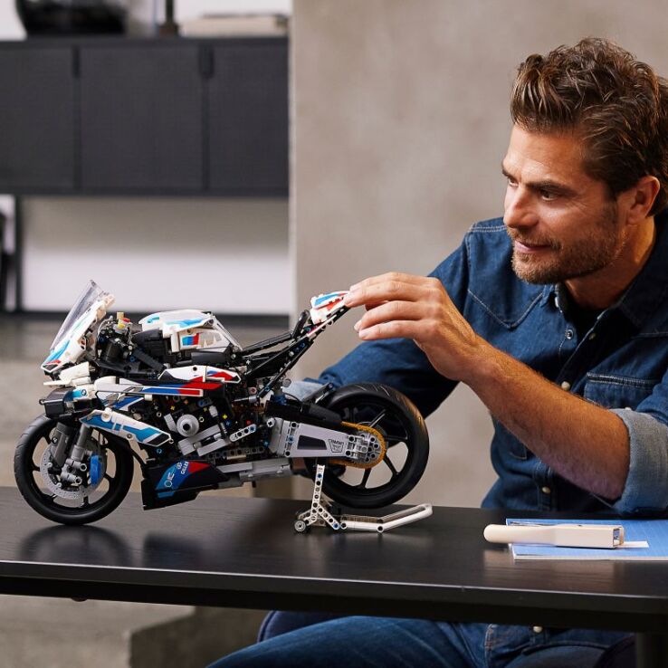 LEGO Technic BMW M 1000 RR (42130) (4)