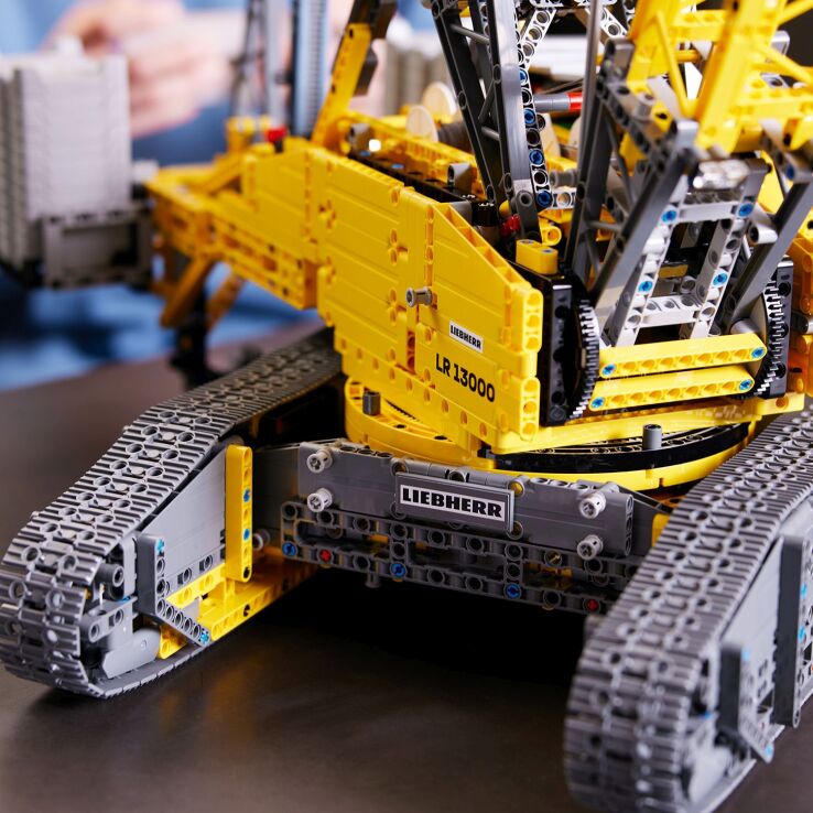 LEGO® Technic Liebherr Crawler Crane LR 13000 (42146) (2)
