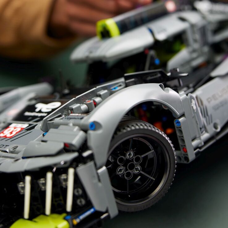 LEGO Technic Peugeot 9X8 24H Le Mans Hybrid Hypercar (42156) (2)