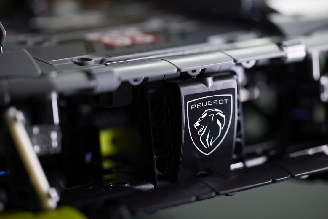 LEGO Technic Peugeot 9X8 24H Le Mans Hybrid Hypercar (42156) (5)