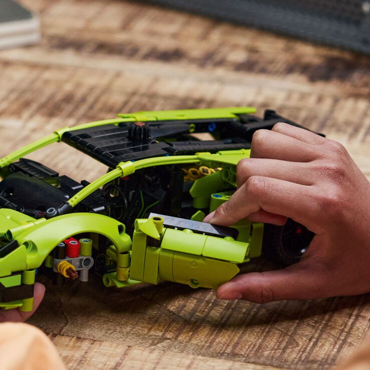 LEGO Technic Lamborghini Huracan Tecnica (42161) (2)