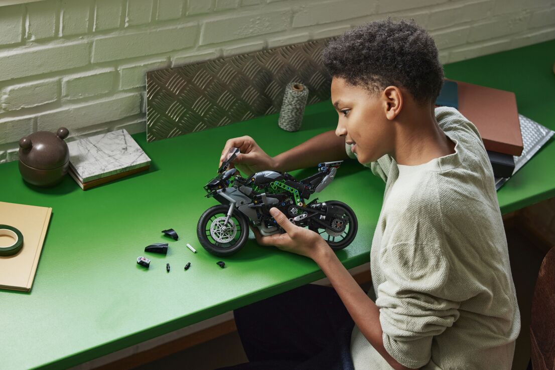 LEGO Technic Kawasaki Ninja H3R Motorcycle (42170) (5)