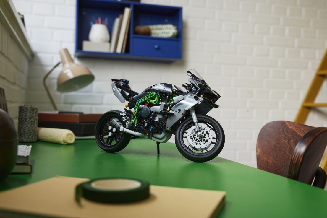 LEGO Technic Kawasaki Ninja H3R Motorcycle (42170) (7)
