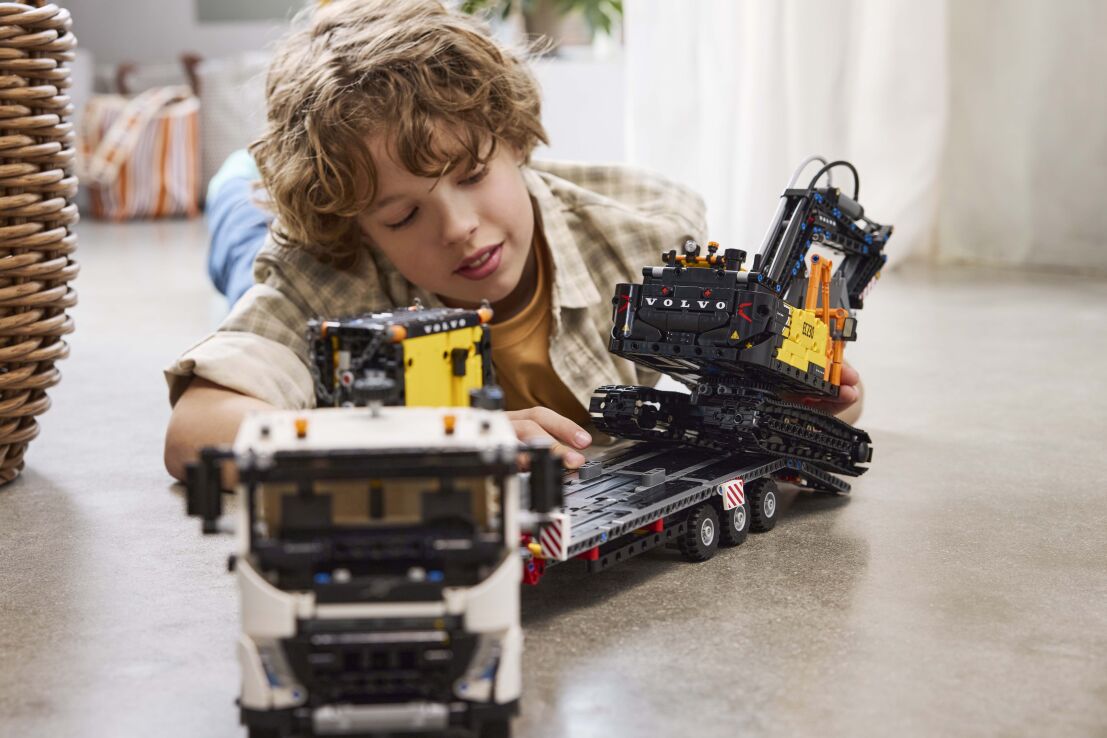 LEGO Technic Volvo FMX Truck & EC230 Electric Excavator (42175) (7)
