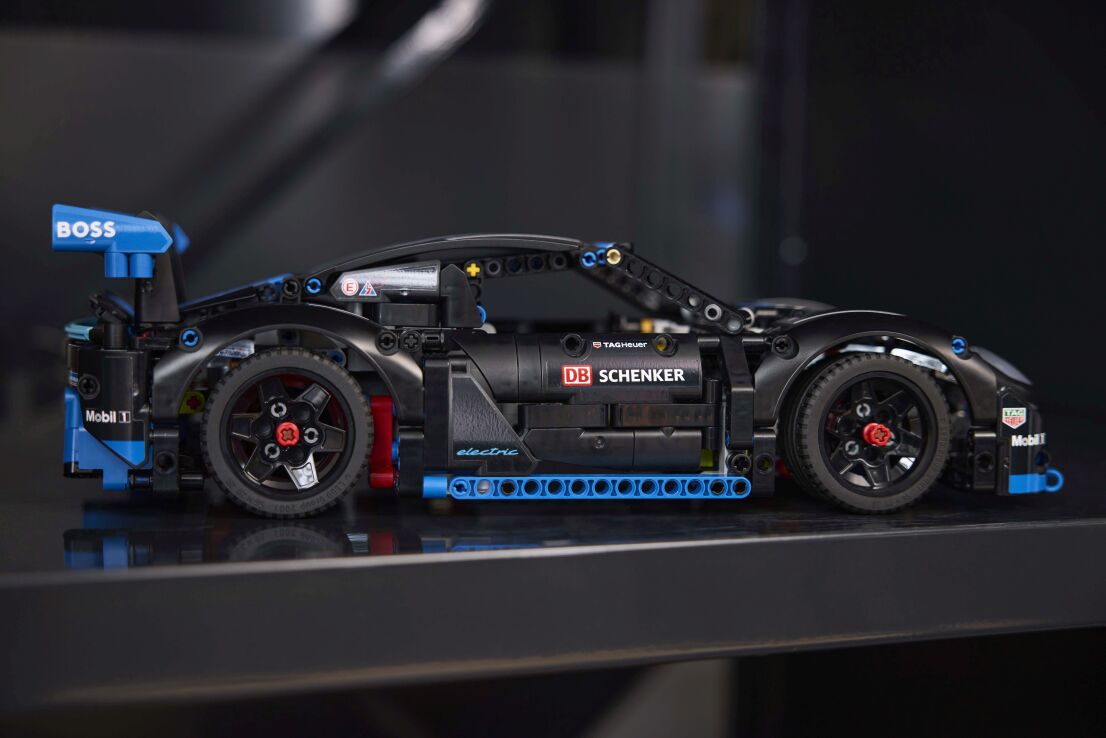 LEGO Technic Porsche GT4 E-Performance Race Car (42176) (9)