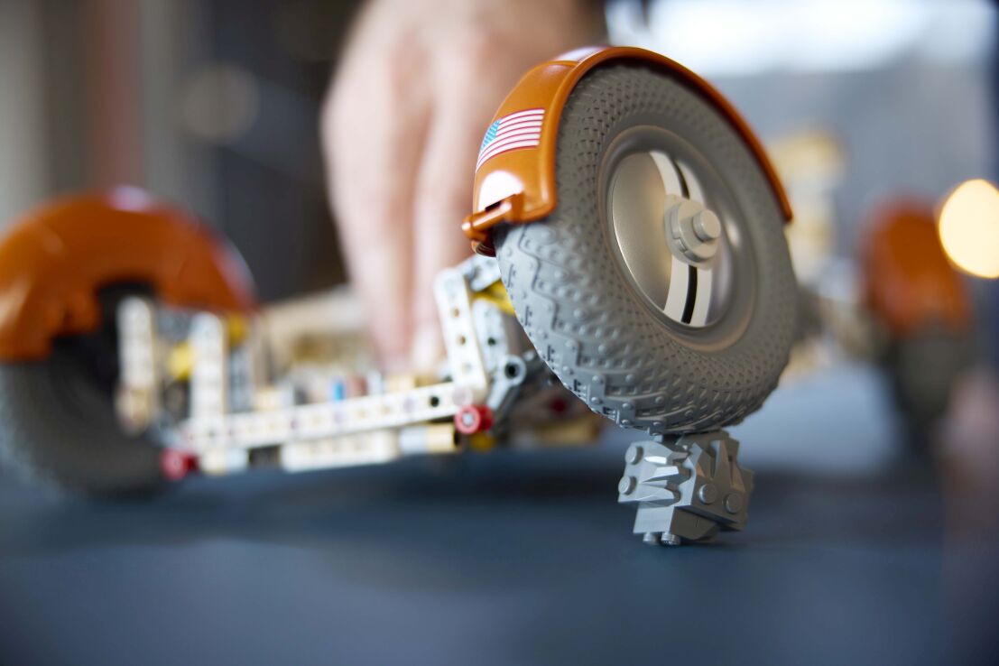 LEGO Technic NASA Apollo Lunar Roving Vehicle-LRV (42182) (13)