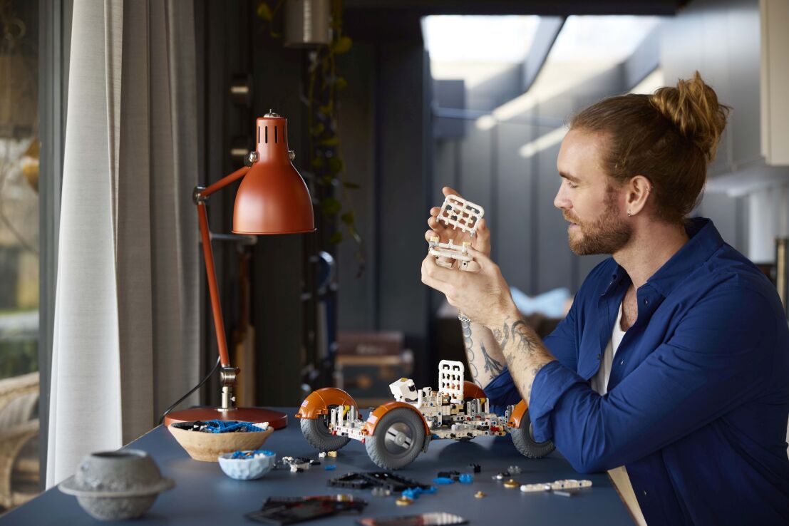 LEGO Technic NASA Apollo Lunar Roving Vehicle-LRV (42182) (14)