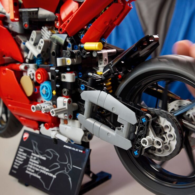 LEGO Technic Ducati Panigale V4 S Motorcycle (42202) (3)