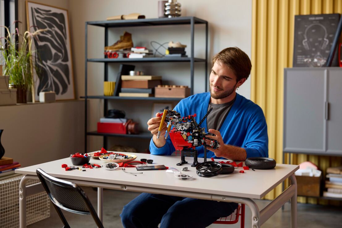 LEGO Technic Ducati Panigale V4 S Motorcycle (42202) (7)