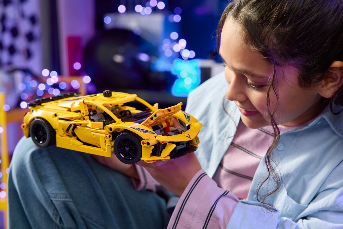 LEGO Technic Chevrolet Corvette Stingray (42205) (6)