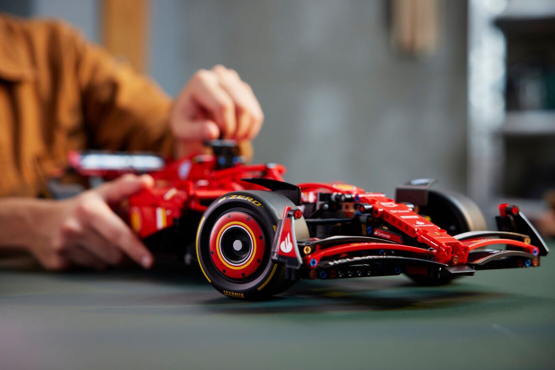 LEGO Technic Ferrari SF-24 F1 Car (42207) (7)