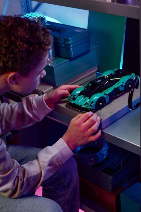 LEGO Technic Aston Martin Valkyrie (42208) (9)