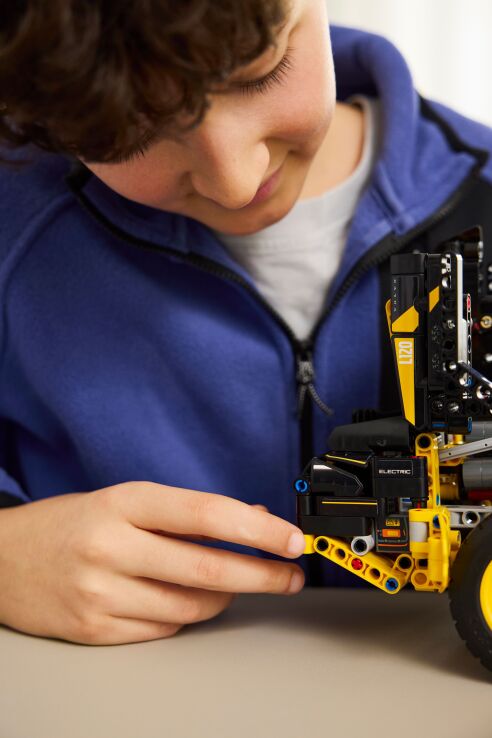 LEGO Technic Volvo L120 Electric Wheel Loader (42209) (8)