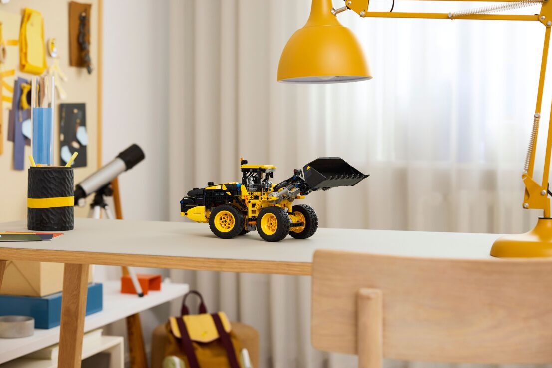 LEGO Technic Volvo L120 Electric Wheel Loader (42209) (9)