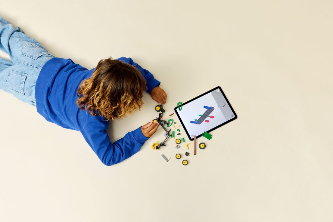 LEGO Technic John Deere 1470H Wheeled Harvester (42218) (5)