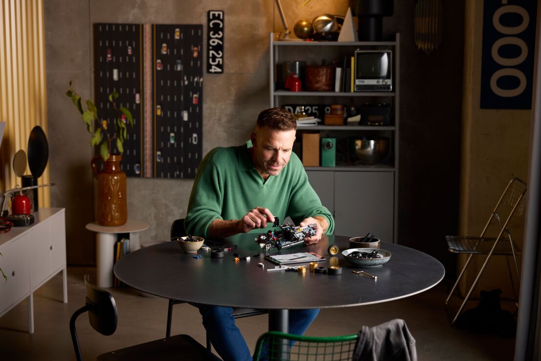 LEGO Technic 1966 Ford GT40 MK II Race Car (42223) (5)