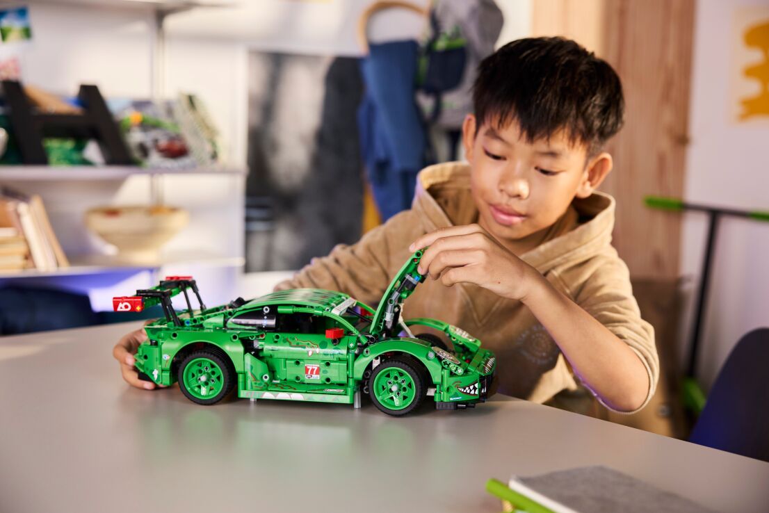 LEGO Technic Porsche 911 GT3 R REXY AO Racing Car (42224) (6)