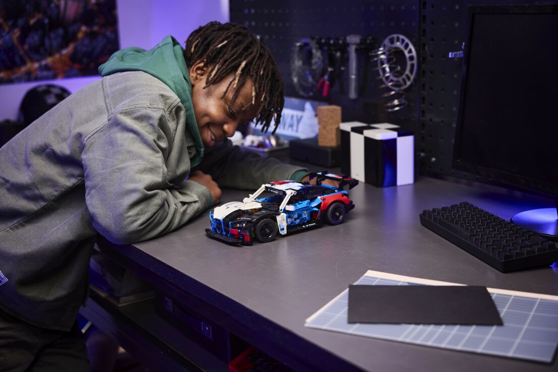 LEGO Technic BMW M4 GT3 EVO Race Car (42226) (6)