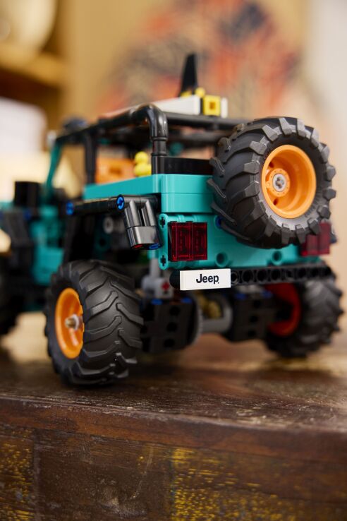 LEGO Technic Jeep Wrangler Rubicon SUV (42227) (9)