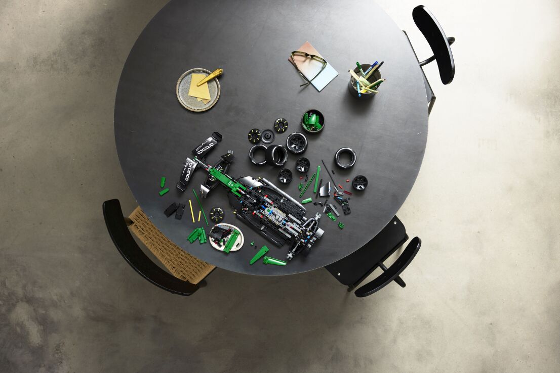 LEGO® Technic Aston Martin Aramco AMR25 F1 Car (42240) (5)