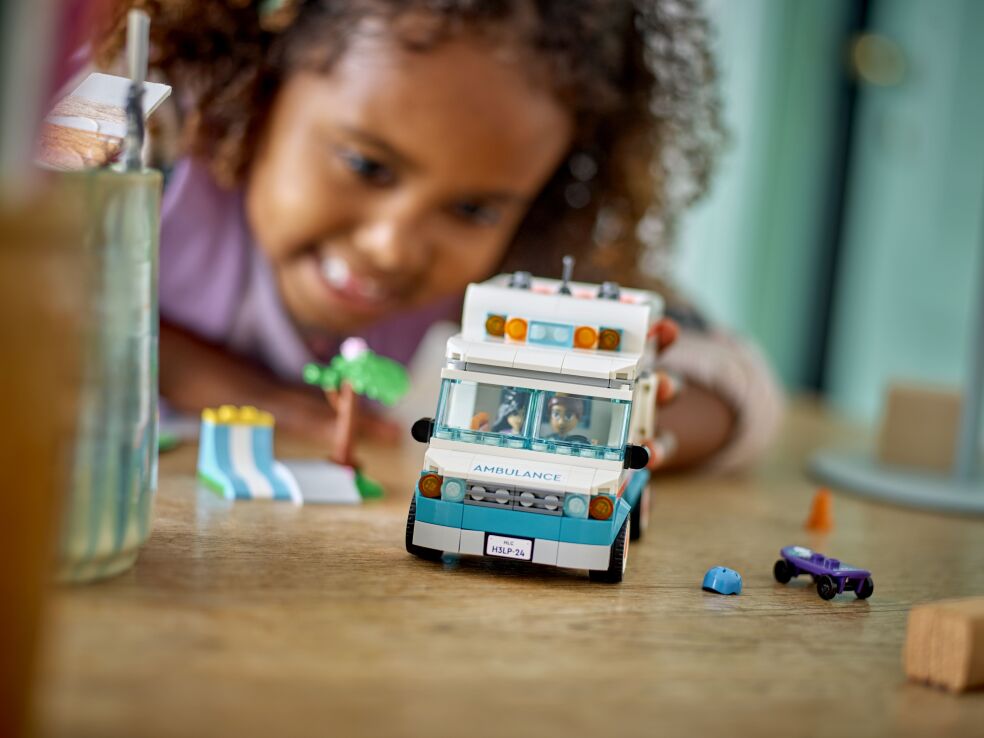 LEGO® Friends Heartlake City Hospital Ambulance (42613) (6)