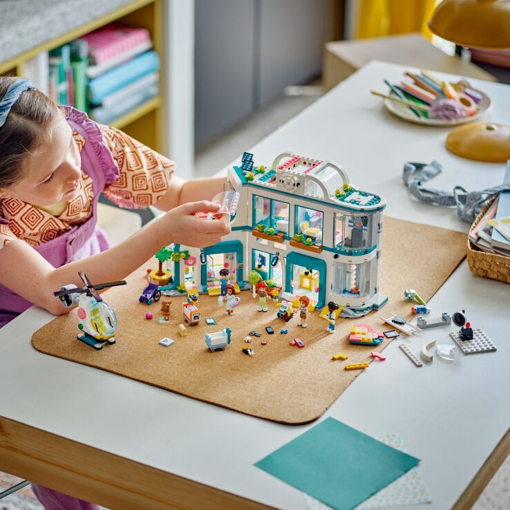 LEGO® Friends Heartlake City Hospital (42621) (5)