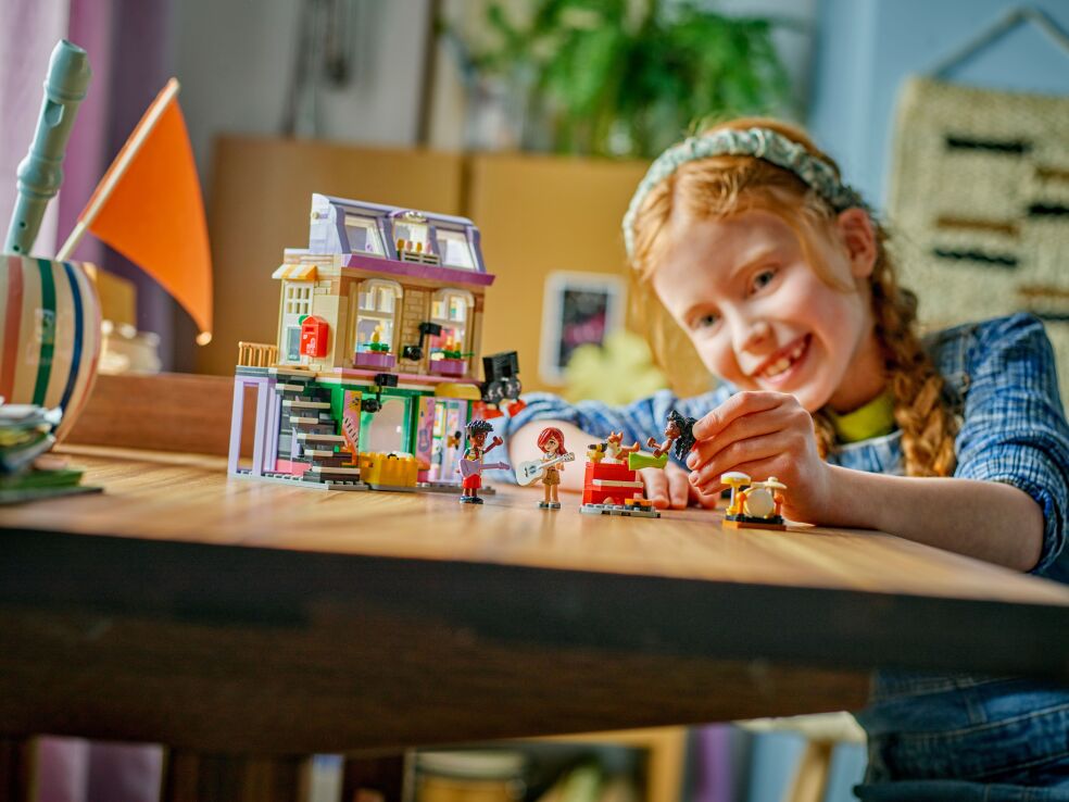 LEGO Friends Music Store & Apartment (42653) (7)