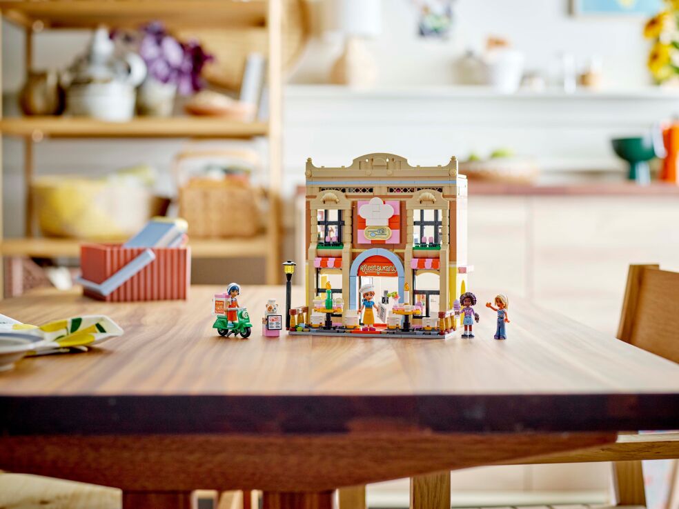 LEGO Friends Restaurant & Cooking School (42655) (11)