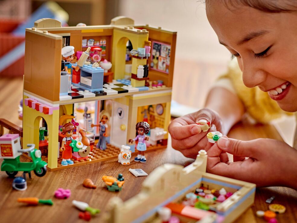 LEGO Friends Restaurant & Cooking School (42655) (9)