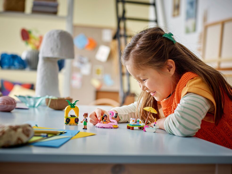 LEGO Friends Unicorn & Flamingo Pool Party (42658) (6)