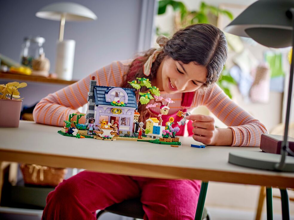 LEGO Friends Beekeeper's House & Flower Garden (42669) (9)
