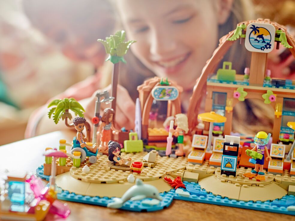LEGO Friends Family Vacation Beach Resort (42673) (12)