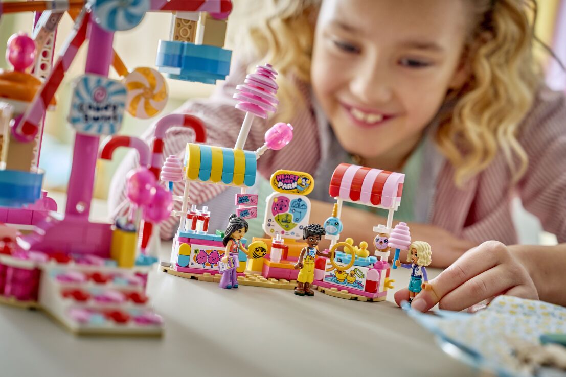 LEGO® Friends Candy & Cupcake Ferris Wheel (42700) (7)