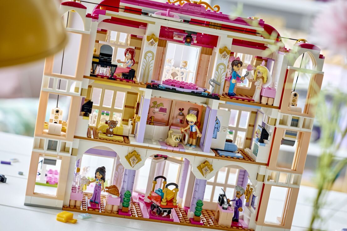 LEGO® Friends Heartlake City Grand Hotel (42704) (10)