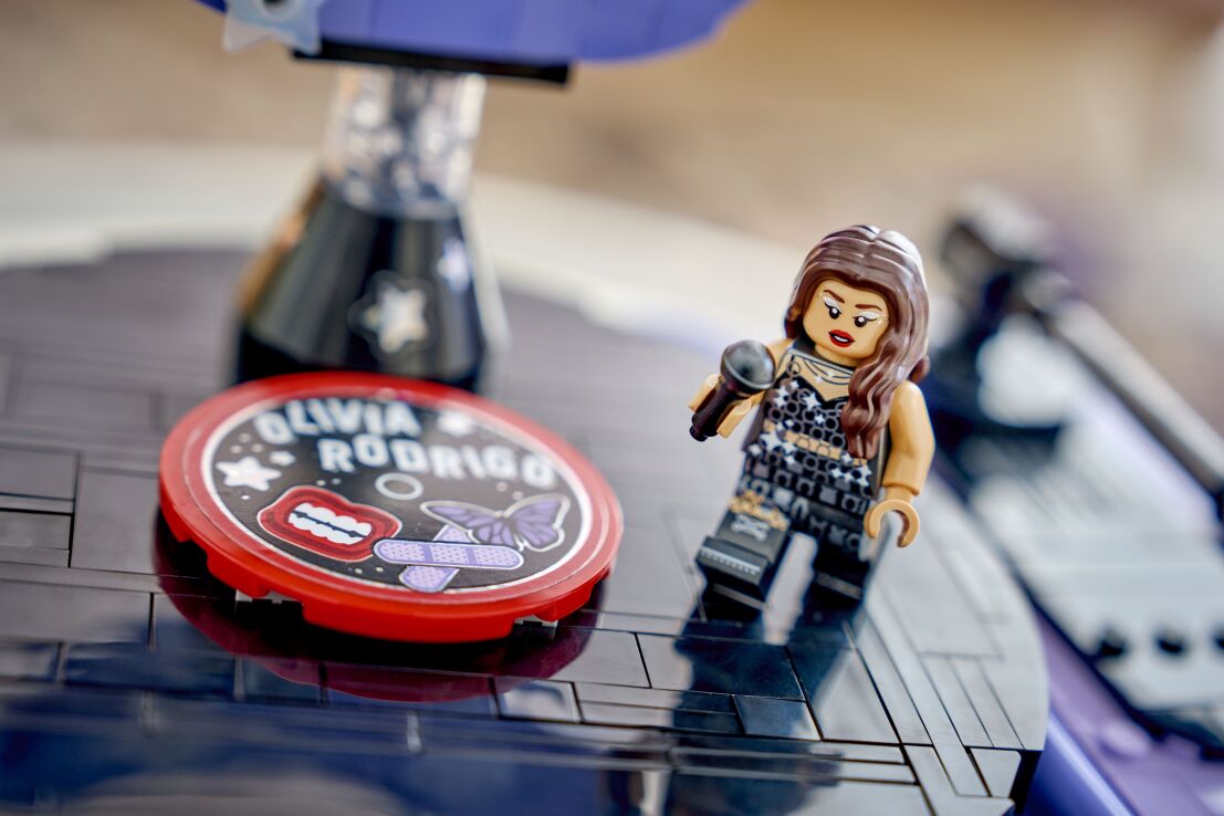 LEGO® Editions Olivia Rodrigo's Concert Moon (43029) (7)