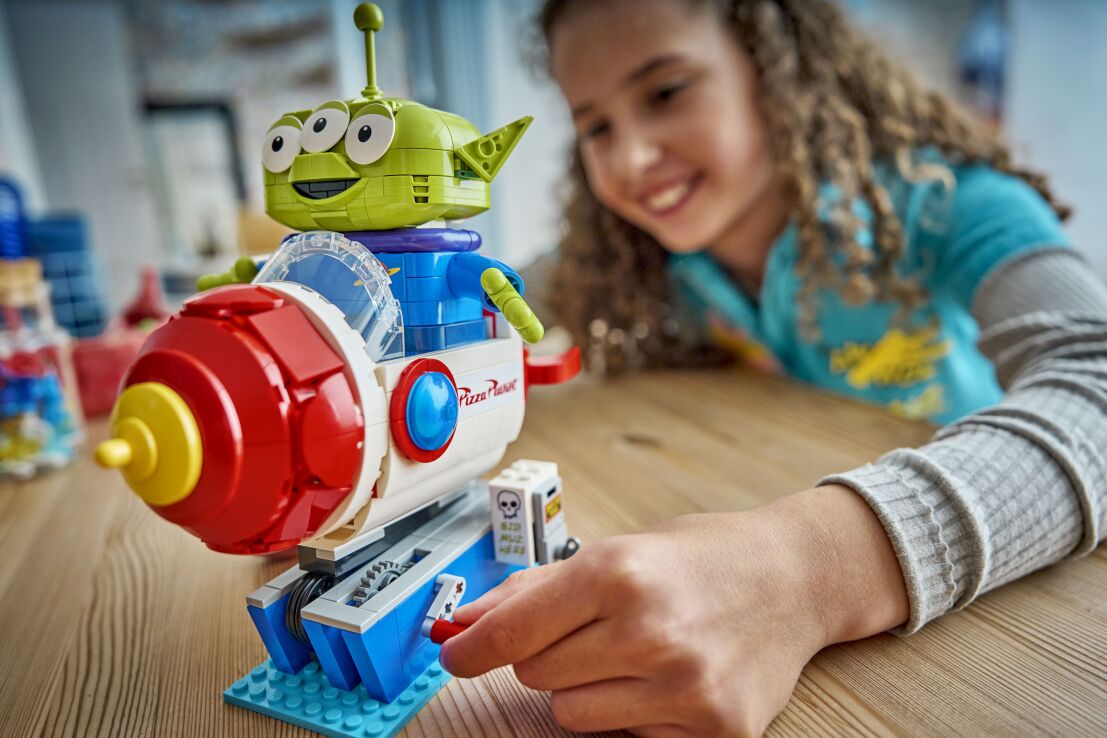 LEGO® Disney Toy Story Alien With Pizza Planet Rocket Ride (43307) (6)