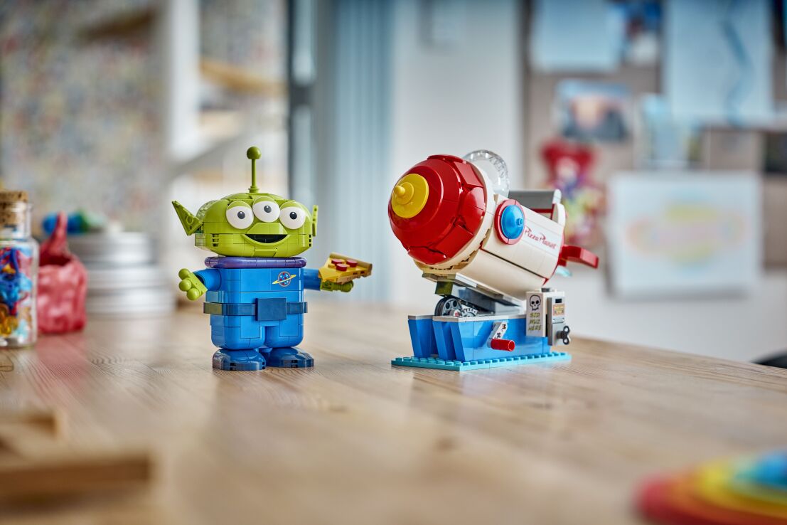 LEGO® Disney Toy Story Alien With Pizza Planet Rocket Ride (43307) (7)