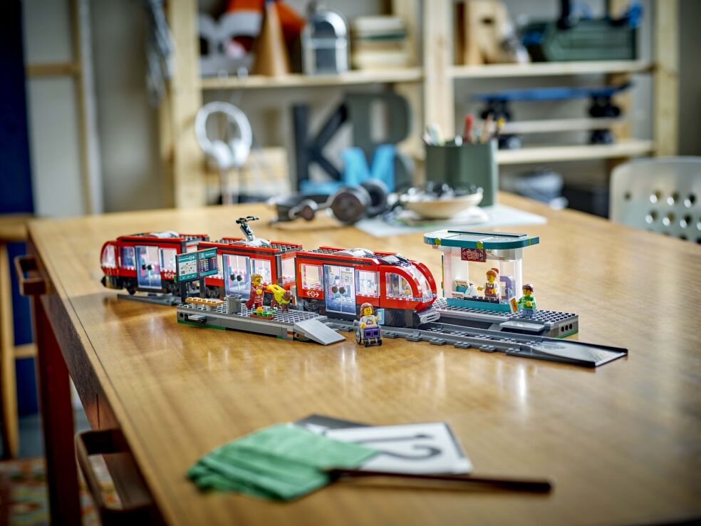 LEGO City Downtown Streetcar & Station (60423) (7)