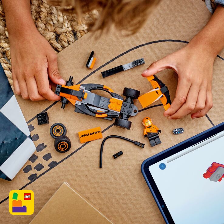 LEGO City F1 Driver With McLaren Race Car (60442) (4)