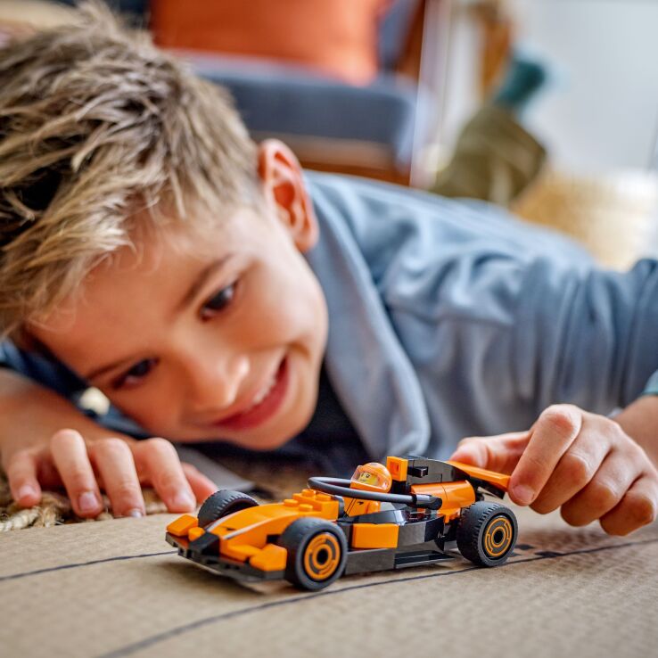 LEGO City F1 Driver With McLaren Race Car (60442) (6)