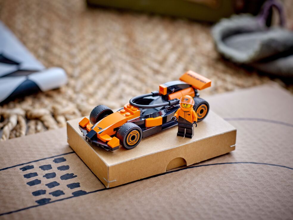 LEGO City F1 Driver With McLaren Race Car (60442) (7)
