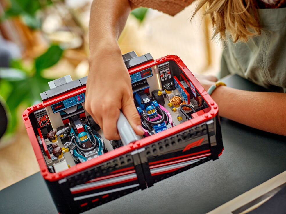 LEGO City F1 Garage & Mercedes-AMG & Alpine Cars (60444) (9)