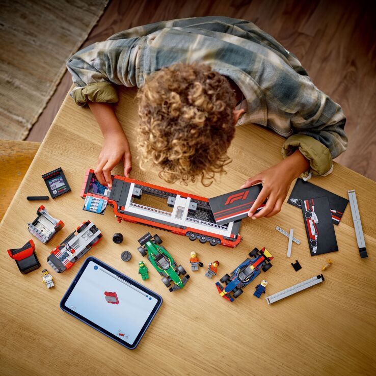 LEGO City F1 Truck With RB20 & AMR24 F1 Cars (60445) (8)