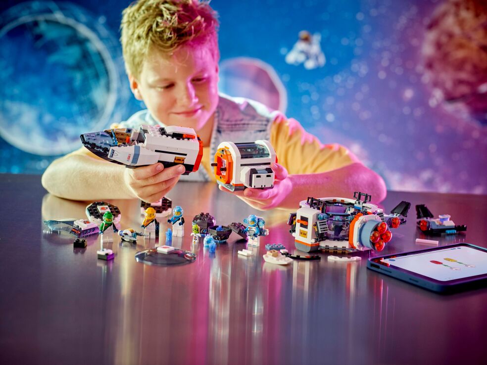 LEGO® City Modular Galactic Spaceship (60446) (5)