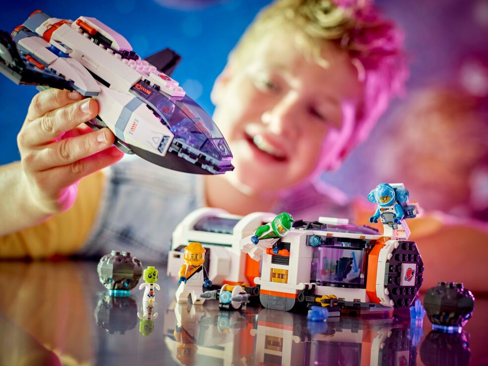 LEGO® City Modular Galactic Spaceship (60446) (7)
