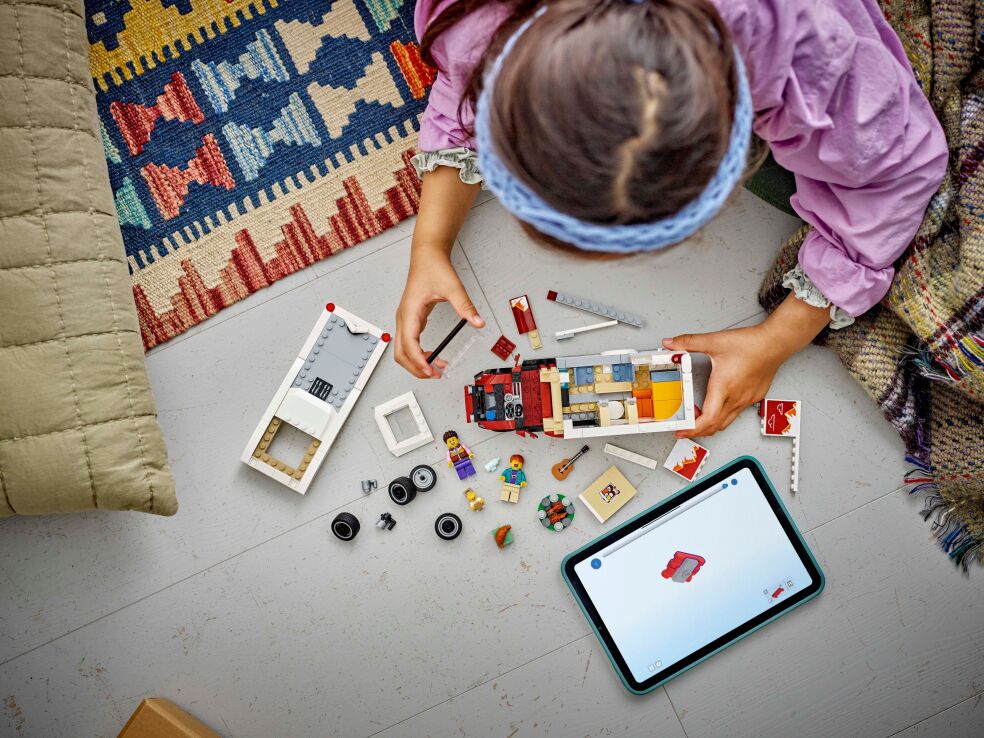 LEGO City Holiday Adventure Camper Van (60454) (7)